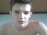 Chico lindo de 20 años divirtiéndose con amigos