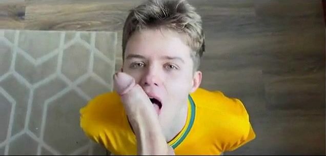 Twink amador fofo chupa pau grande sem camisinha