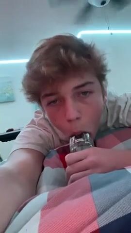 Süßer amerikanischer twink lutscht cola-flasche