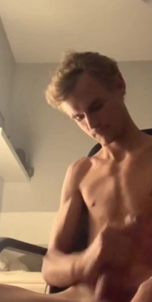 Mignon blond américain se branle en discutant