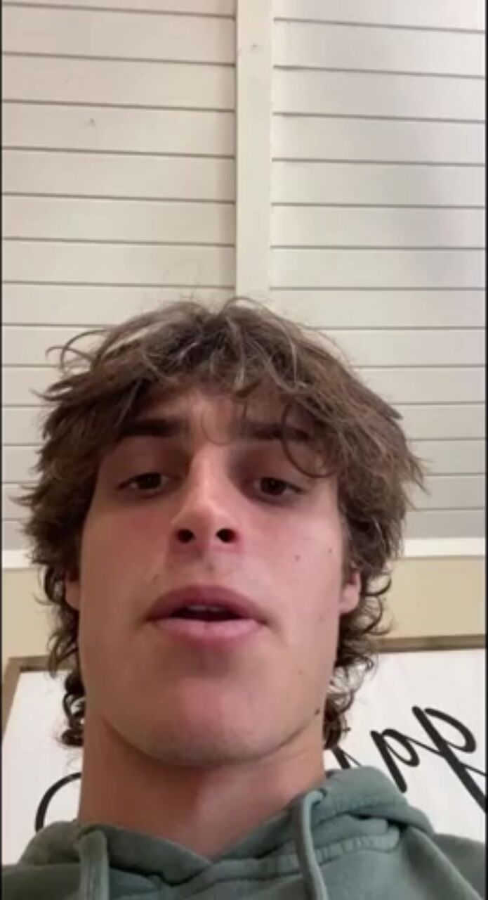 Joven deportista americano se pajea la polla dura