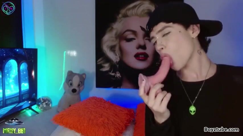 Sexy twink plays with toy on cam