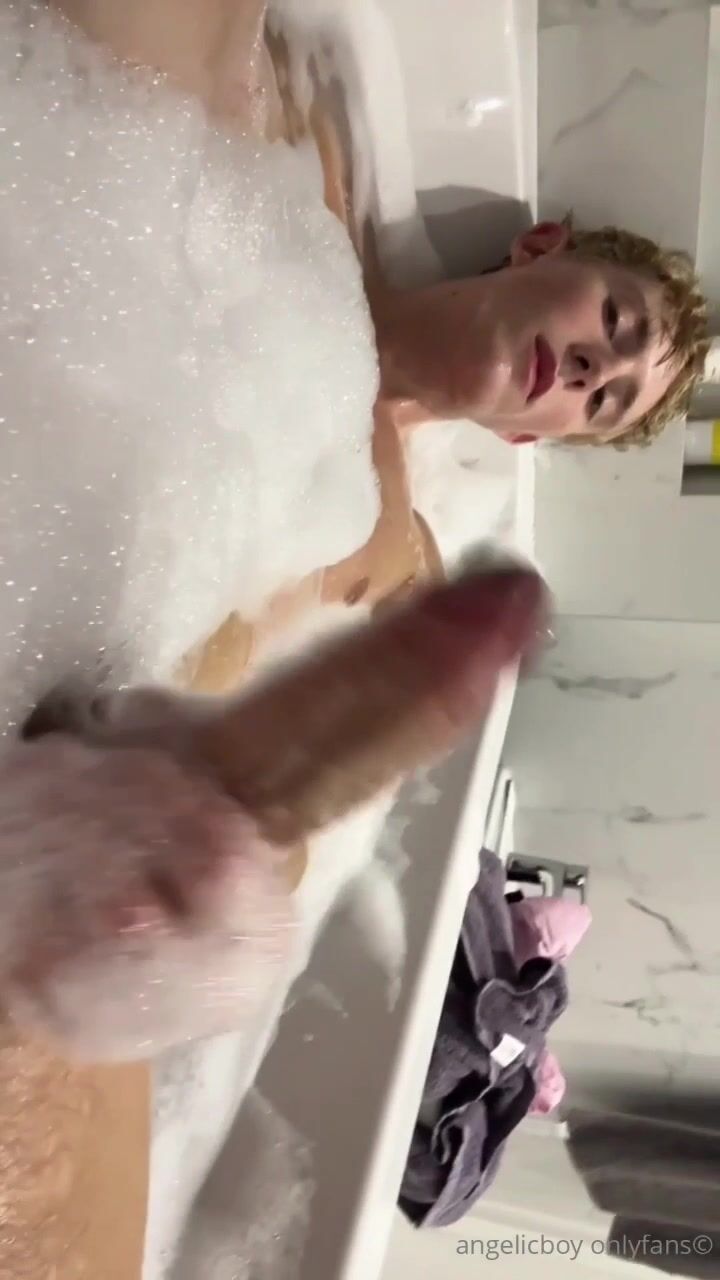 Süßer engelhafter twink im bad von muskulösem daddy geködert