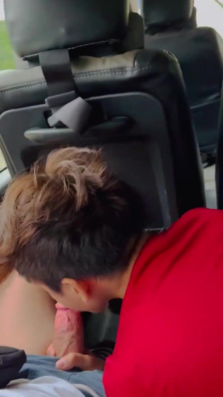 Garoto asiático faz um sexo oral