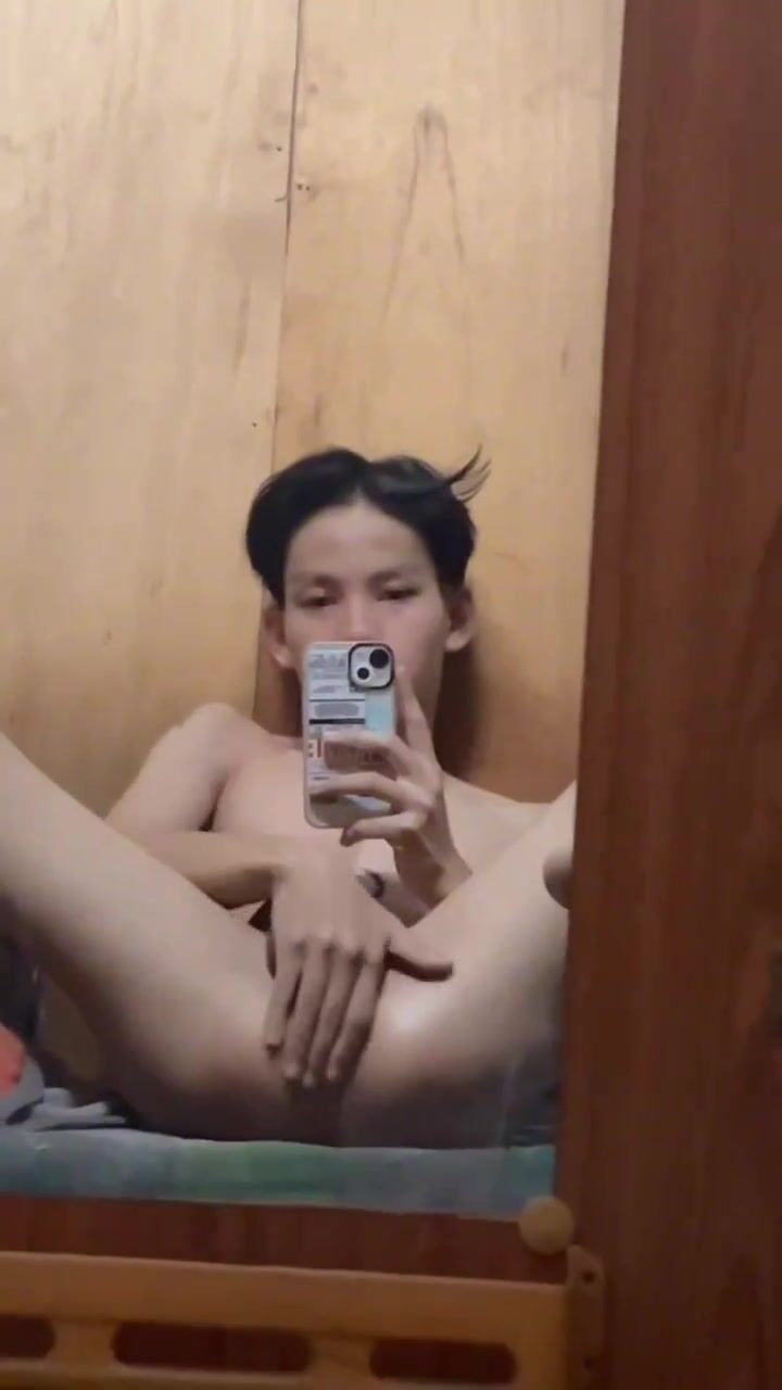可愛いアジア系ツインクがキツい穴を見せる