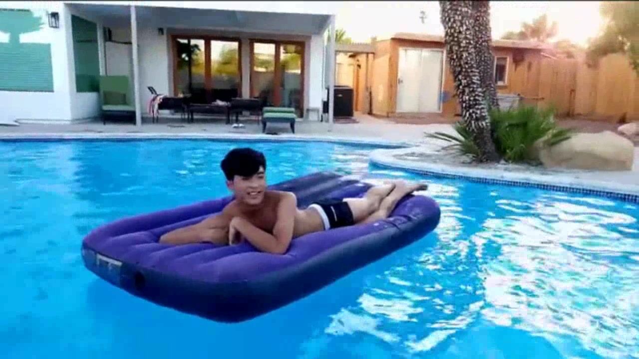 Pornô asiático molhado na piscina fofo