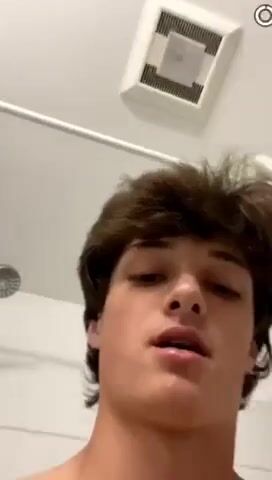 Süßer twink mit großem schwanz wichst täglich nach der dusche