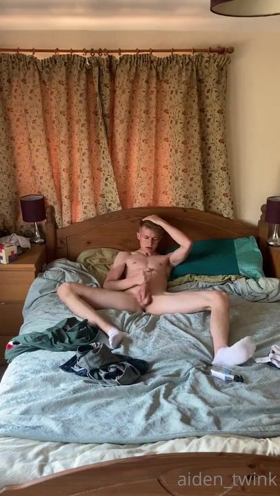 Aiden se pajea la gran polla hasta correrse en la cama