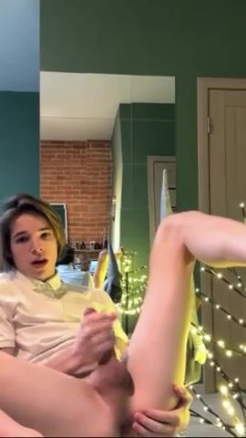 Aleks' großer schwanz spritzt hart bei süßem wichsen