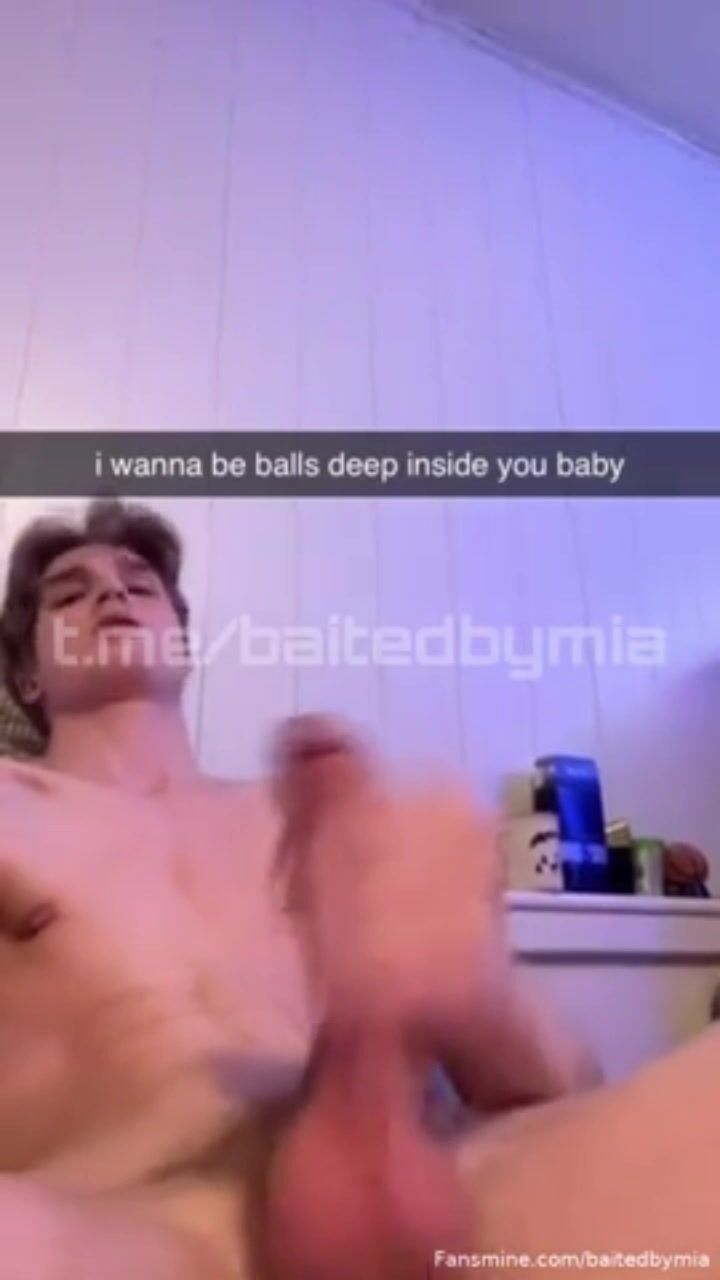 Blonder twink wird im bett von großem schwanz geködert