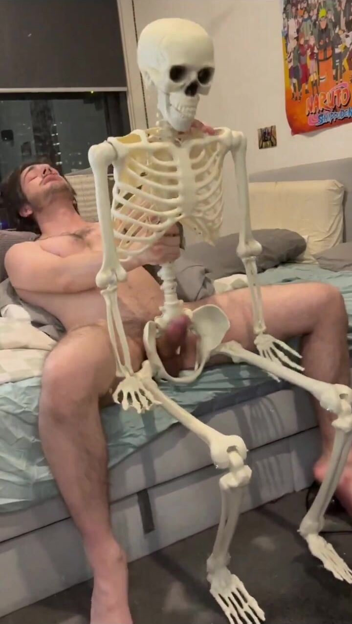 Typ mit großem schwanz schenkt skeletor ein halloween-geschenk