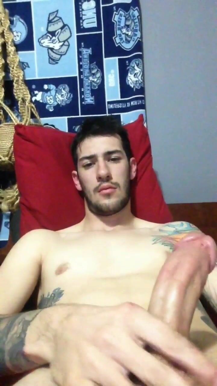 Macho guapo engaña polla grande eyaculando