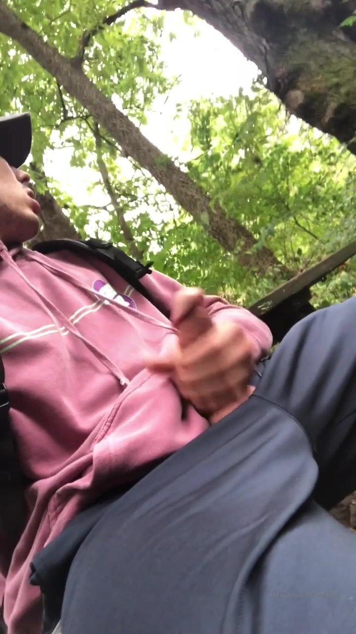Mignon gros bite tyler branle dehors