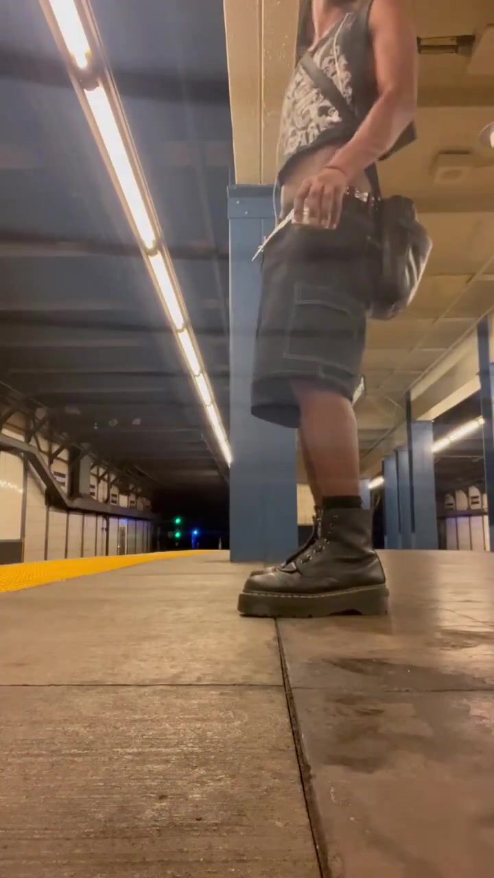 Lindo twink negro toma polla a pelo en estación de metro