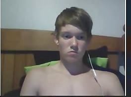 Garçon blond caresse sa bite dure