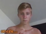 Blonder junge wird in der dusche hart für privatsphäre