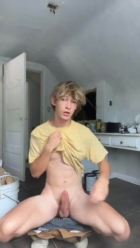 Ado twink se branle dans la chambre