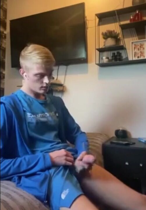 Süße blondine zeigt großen schwanz in blauem outfit
