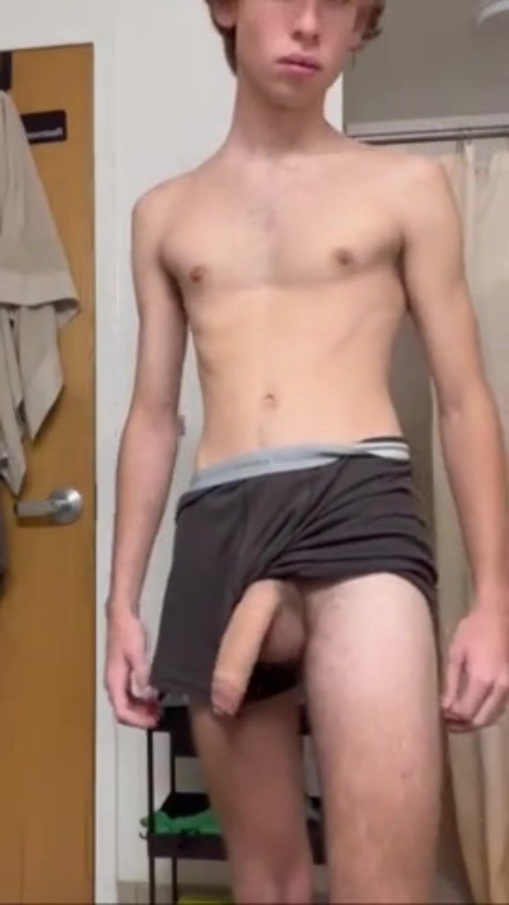 Twink loiro tira a roupa e exibe pau grande