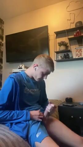 Blonder twink wichst seinen harten schwanz im schlafzimmer