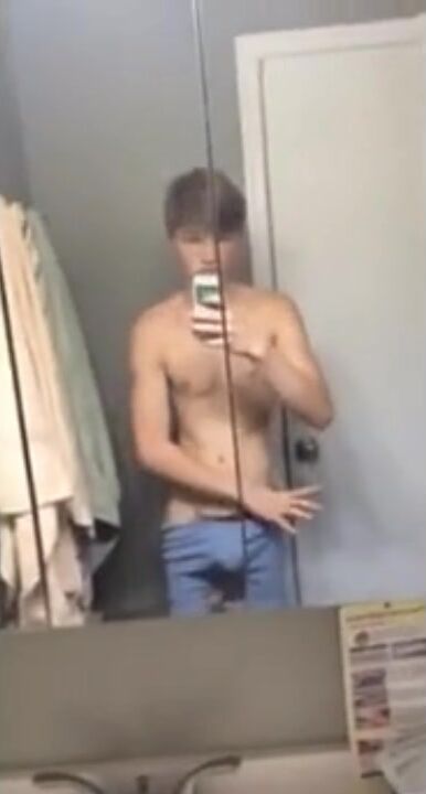 Süßer blonder twink chattet vor dem schlafengehen vor der cam