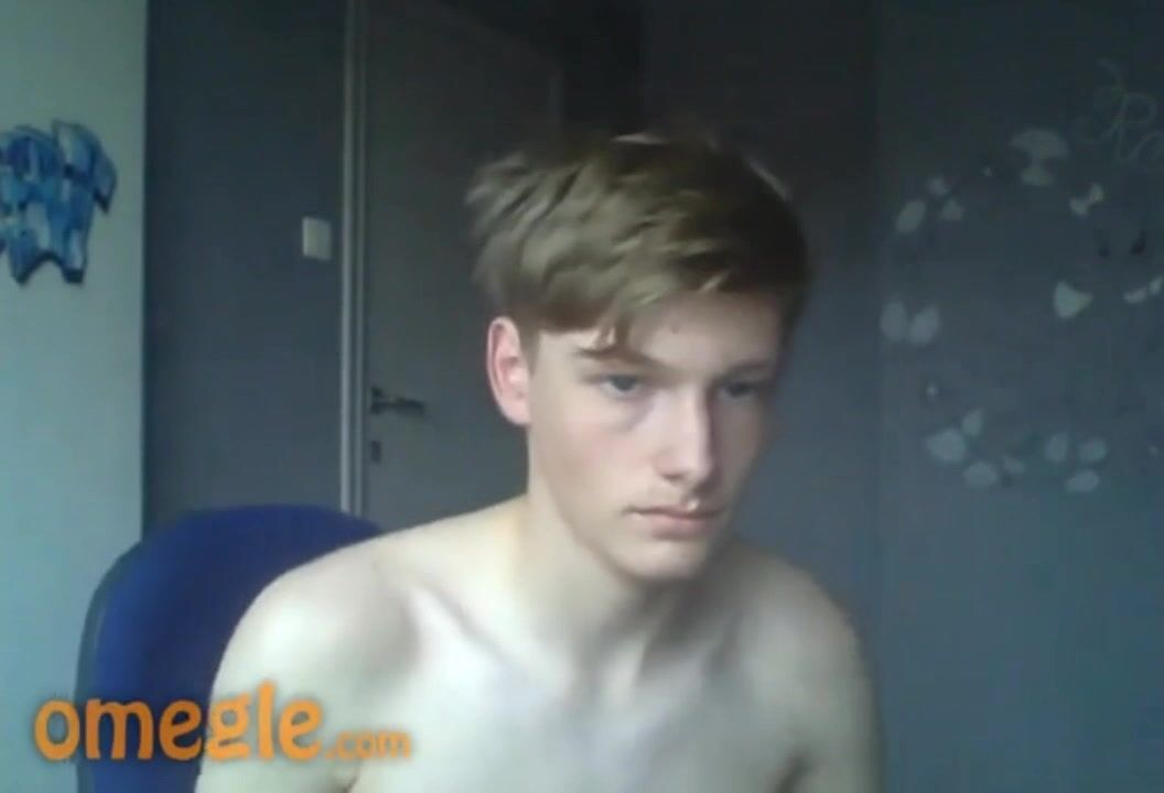 Mignon blondinet se branle en discutant avec une meuf excitée