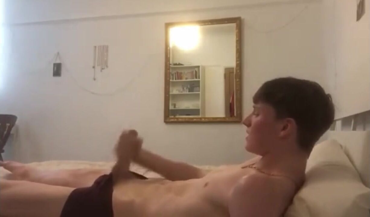Lindo twink rubio se corre fuerte en la cama