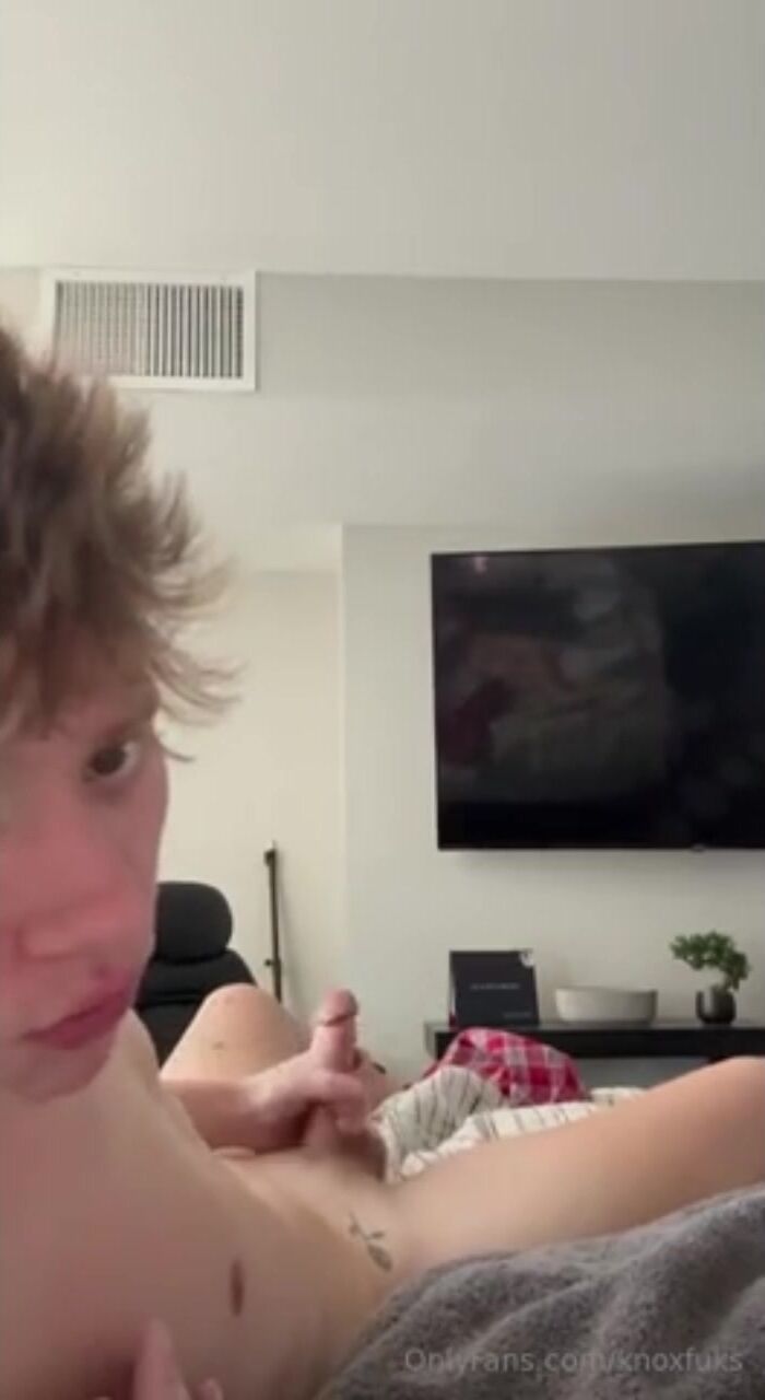 Blond twink knoxboy wichst