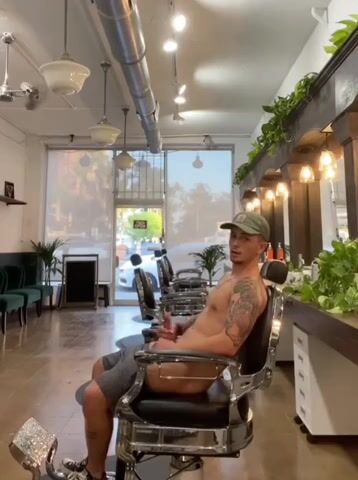 Süßer blonder twink wichst schwanz im friseursalon