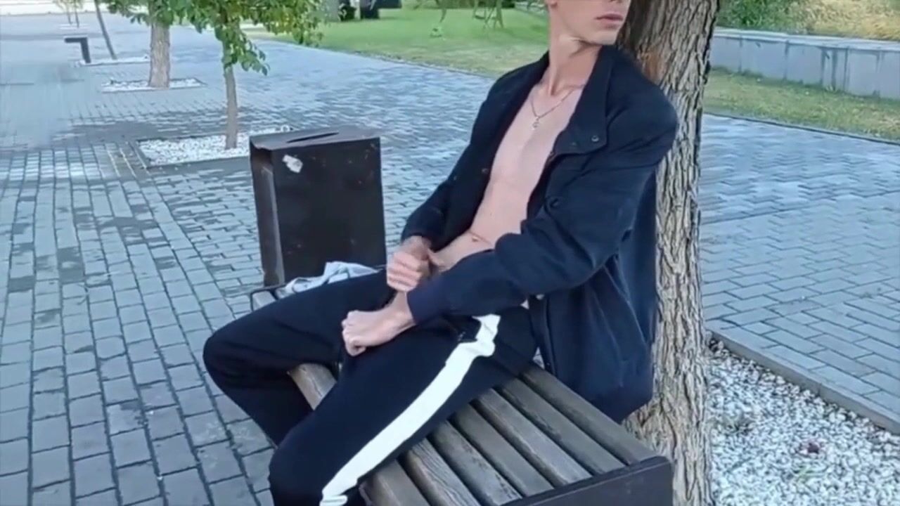 Blonder twink wichst riskant draußen im park
