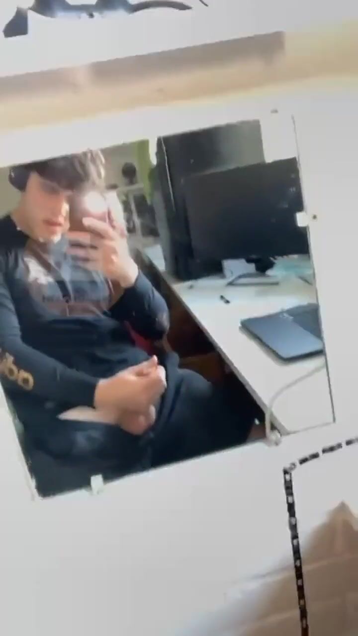 Süßer blauäugiger junge wichst seinen rasierten schwanz zu hause
