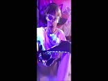 Adorable chico muestra su polla negra bajo luz negra sin condón