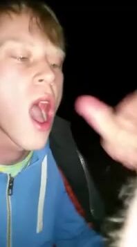 Ein süßer twink fängt die sperma des älteren daddys mit seinem mund