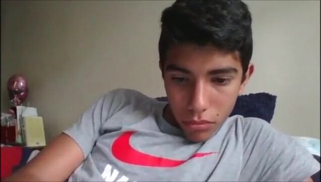 Gros ado se branle sur webcam