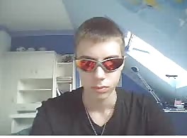 симпатичный парень дрочит на камеру