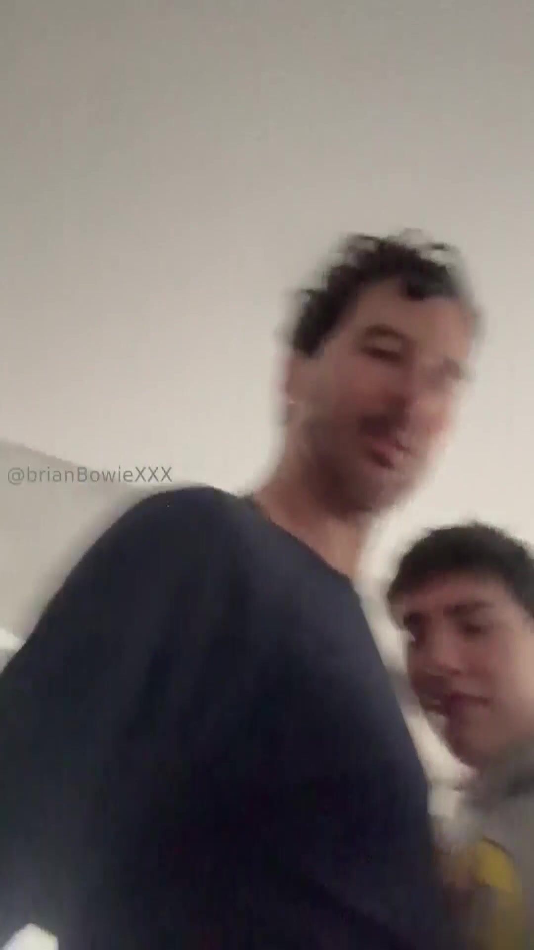El twink de al lado me cría el culo crudo