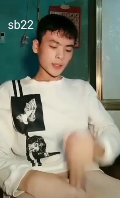 شاب أبيض ينفجر في هودي أبيض