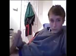 Masturbando su gran polla: porno de chico lindo