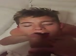 Mignon ado avalant du porno gay