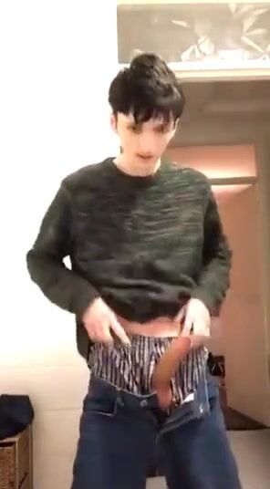 Twink lindo se masturba una polla enorme y dura