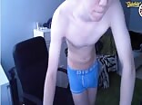 Süßer junge zieht sich aus und wichst vor der webcam