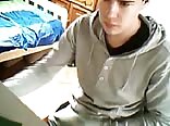 Mignon ado gay se branle la bite dans la chambre