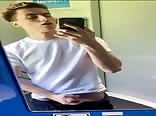 Chicos lindos se divierten en el baño del tren