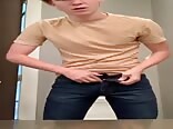 Ado bien monté exhibe sa grosse bite (pas de sperme)