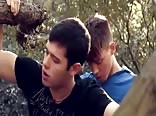 Os rapazes chupam e fodem selvagemente na floresta