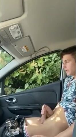 Geiler twink britt befriedigt sich im auto - jo porn