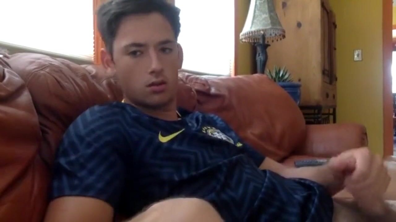 Jolie brune discute sur un fauteuil et branle