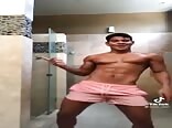 сексуальный твинк танцует без презика для папы