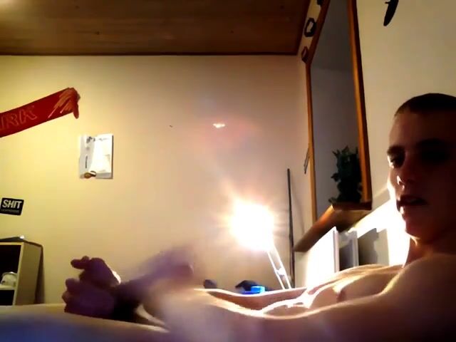 Cute chill guy wank and cums all over his belly