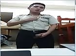 中国警察抚摸他可爱的公鸡独奏